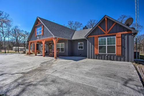 Game Room + Lake Tawakoni Access: Family Getaway! - parking
