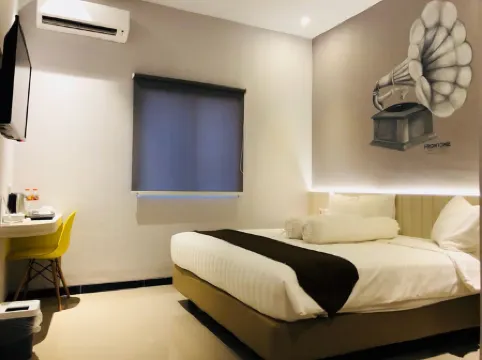 フロント ワン ブティック ブラニ ソロ