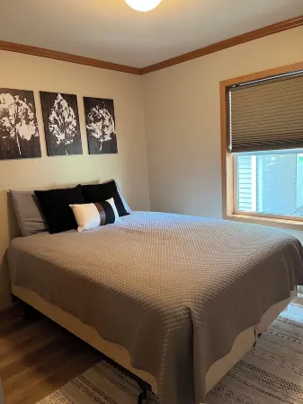 Waterfront cabin with amazing views- Short drive to Dubuque,IA