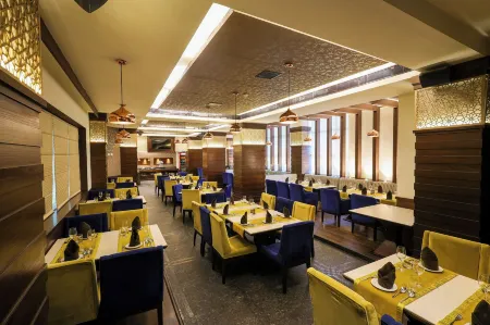 Hotel Royal Cliff Отели рядом с достопримечательностью «Moti Jheel»