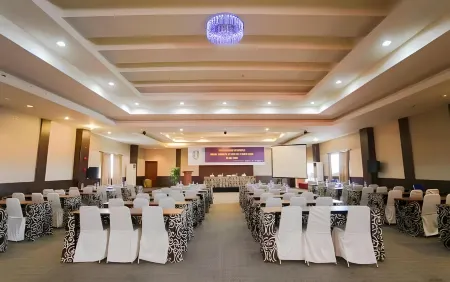 Halogen Hotel Airport Surabaya Отели в г. Sedati