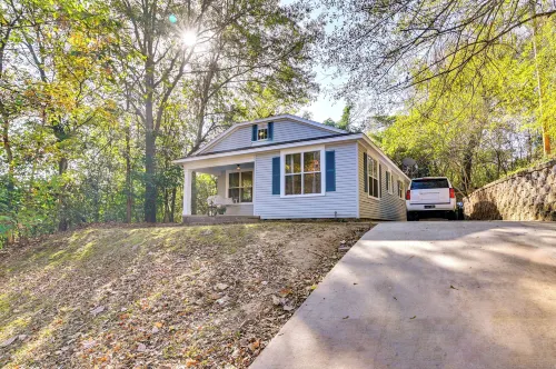 Centrally Located Home ~ Steps to Oxford Square! - 3-نجوم