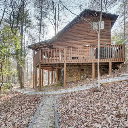 Sautee Nacoochee Mtn Paradise w/ Spacious Deck!