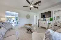 Blue Seahorse Beach cottage, Private backyard, free parking, steps from the sand