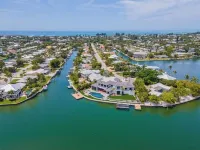 Special rate promotion!!!  Newly renovated Water front/pool home sleeps 8!!!! 霍姆斯海灘住宿飯店