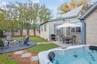 Walk to Main!  Hot Tub, Fire Pit, Texas Charm