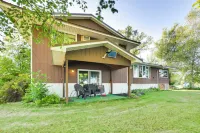 Riverfront Sault Ste Marie Home w/ Dock! -  Privatzimmer