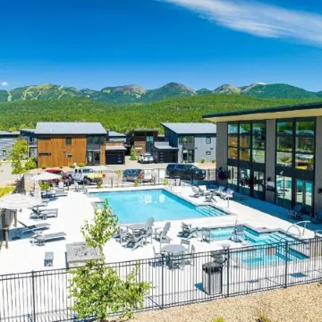 Clubhouse Hot Tub + Steam Room, 15 Mins. to Ski Resort, 5 Mins. to Downtown WF