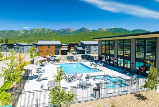 Clubhouse Hot Tub + Steam Room, 15 Mins. to Ski Resort, 5 Mins. to Downtown WF