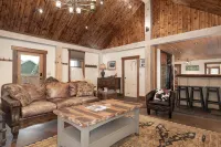 Charming Cabin with Private Hot Tub and Scenic Mountain Views - Cozy Retreat