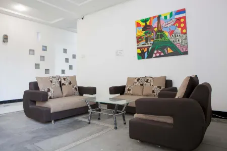 RedDoorz near Telkom Corporate University Отели в г. Sukasari