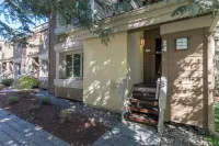 Cozy Family Sized Condo- Access to Hot Tub and Sauna- Minutes Away from Skiing