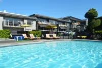 Heartland Ambassador Hotel Hamilton - Rooftop Pools