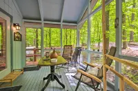 Deck & Resort Amenities: Pocono Lake Home - 3 estrellas