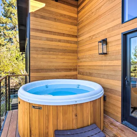 Lake View & Hot Tub – Walk to Speedboat Beach! 4Br