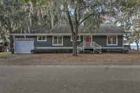 Lakefront Retreat w/ Game Room & Private Dock! - Family