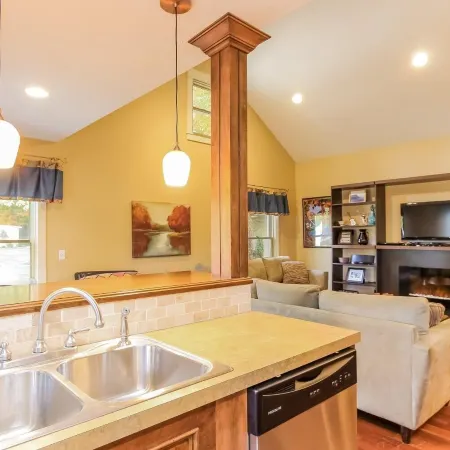 Nightingale Apt with Hot Tub Walk to Saugatuck