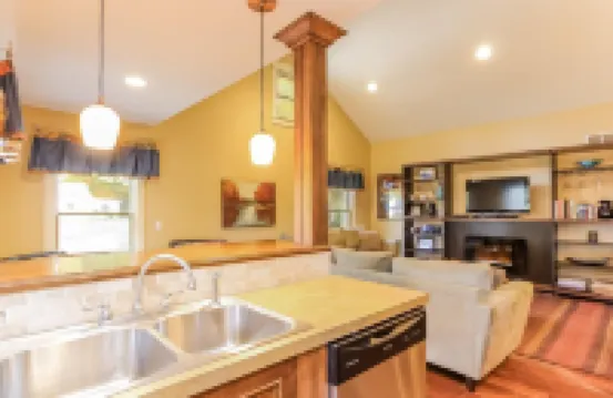 Nightingale Apt with Hot Tub Walk to Saugatuck