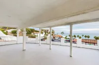 1BR Ocean-view Apt - Walk to Beach, Shops & Pier - Condos