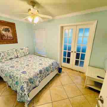 Beach Condo With Game Room! Steps From Indian Shores Beach, Pool. 2bd, sleep 6. Rooms