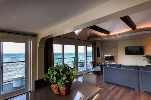 Qualicum Beach Ocean Suites - Sea View