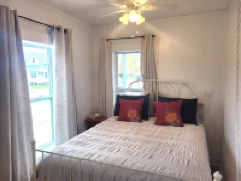 Charming Cottage with Hot Tub and Cozy Outdoor Space - Delightful Getaway