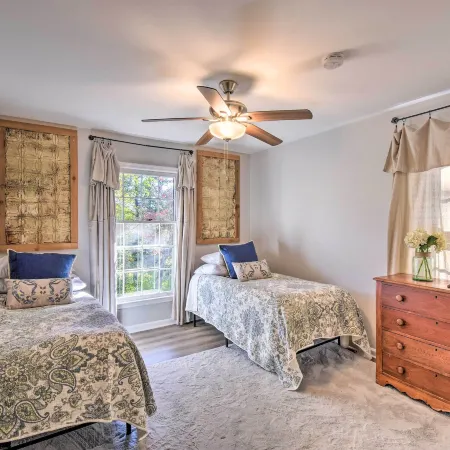 Mod Stable House on 10 Acres, Walk to Lake!
