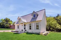 Eco-Chic Lake Somerville Area Farmhouse w/ Porch - chambre d’hôtes