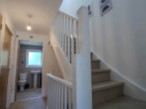 Modern 2-bed House In Swinton - Private Parking Hotels in Swinton