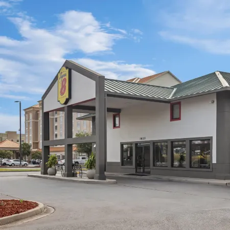 Super 8 by Wyndham Valdosta GA I-75