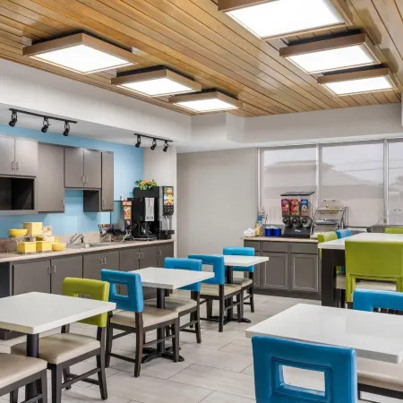 Days Inn & Suites by Wyndham Ridgeland