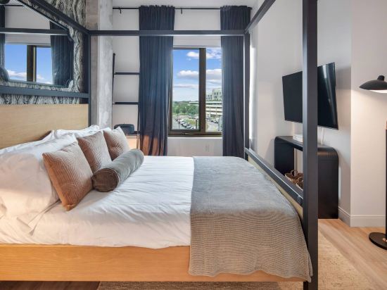 Downtown 1BR w/ Gym near Harvard