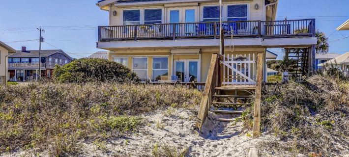 Spacious Beachfront Home w/Deck, Balcony, Central A/C, Washer/Dryer, and WiFi Hotele w: Fernandina Beach