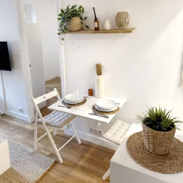 Charming Modern Apartment in Puteaux with City Views Отели рядом со станцией Gare De La Defense