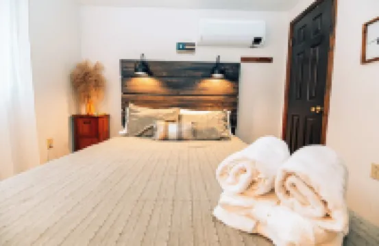 Poconos Retreat: Hot Tub, Game Room, Lakes, BBQ, Fire Pit & Family Fun