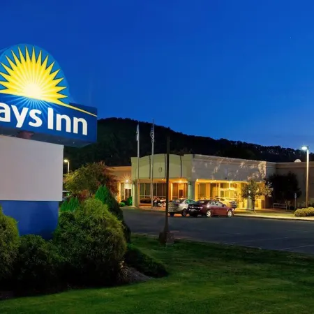 Days Inn by Wyndham Warren
