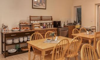 Ricky Road Guest House - Premium