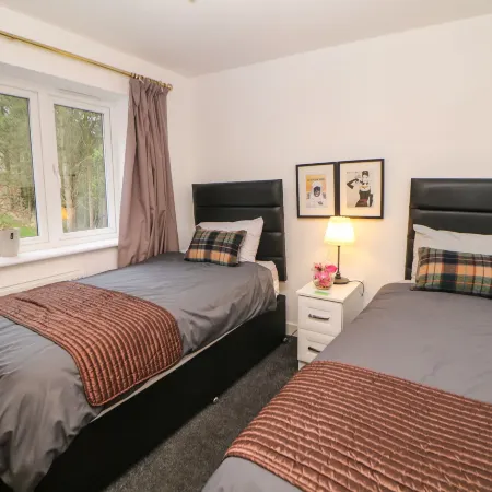 2 Carr Farm Close