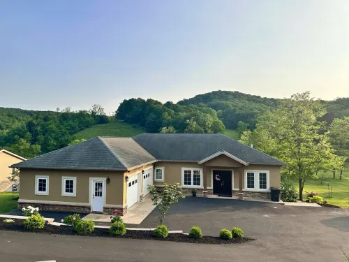 Hot Tub + Mtn Views • 6Br 3BA • ~15 Min to Psu