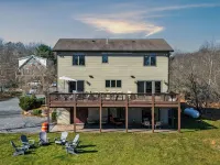 Lake View Retreat by AvantStay Hotels in Penn Forest Township