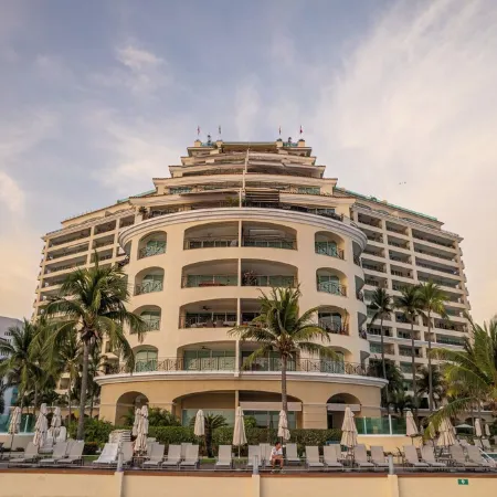 10th Floor Beachfront Luxury Condo Bayview Grand