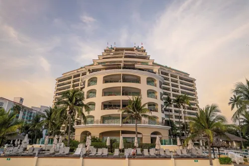 10th Floor Beachfront Luxury Condo Bayview Grand - homestay