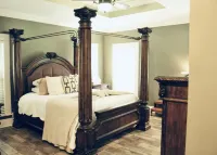 7th Ave Manor, Remodeled 1930’s Manor just minutes from Historic Downtown Laurel