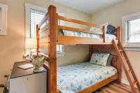 Sun, Sand & Smiles! Ocean Isle Apt w/ Balcony - balcony