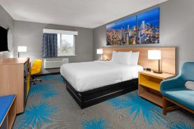 Days Inn by Wyndham Waukegan