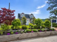 Entire cottage, walk to/from ferry & downtown, newly renovated, parking on site