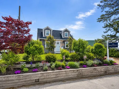 Entire cottage, walk to/from ferry & downtown, newly renovated, parking on site
