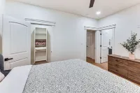 Near Trails & Town! Newly Built Mena Retreat - مطابخ