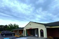Hillcrest Motel by OYO Aurora in Near Lawrenceburg - Parking