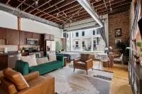 Bright and Spacious Condo Only Steps to Broadway + FREE Parking - Bungalows